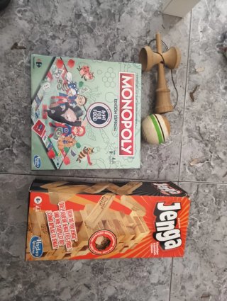 Lote de Juegos de Mesa y Kendama