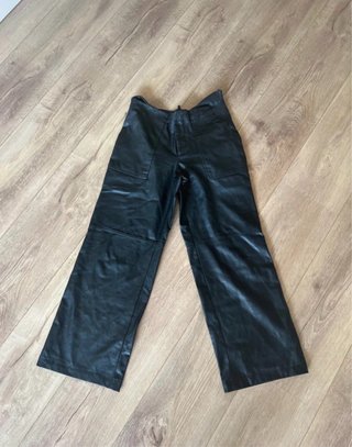 Pantalones de cuero negros con bolsillos