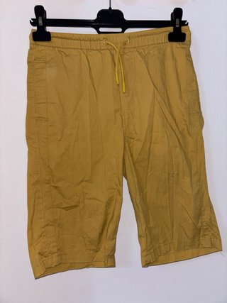 Pantalón corto color mostaza