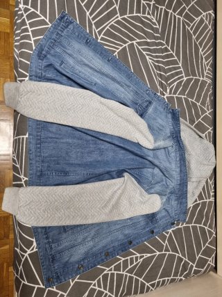 Chaqueta vaquera con mangas grises