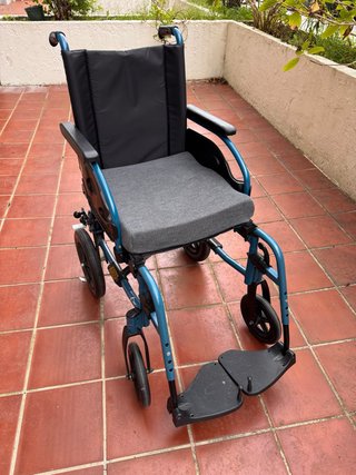 Silla de ruedas plegable.