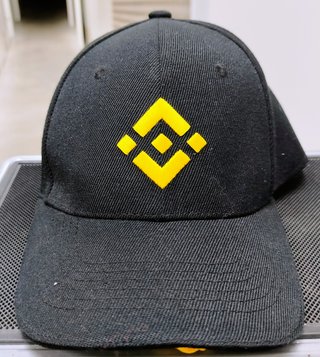 Gorra Negra con Logo Binance bordado en Amarillo