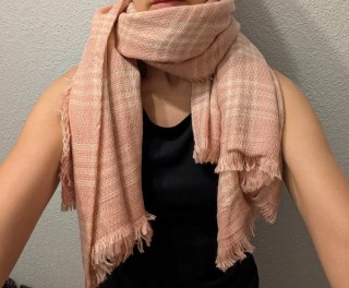 Pañuelo rosa con flecos
