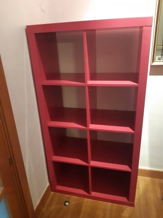 Estantería rosa de madera brillo