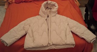Chaquetón beige acolchado