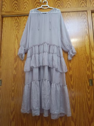 Vestido largo gris con volantes
