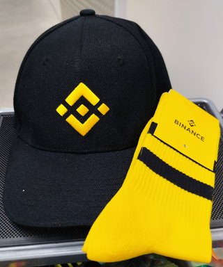 Pack Binance: Gorra y Calcetines