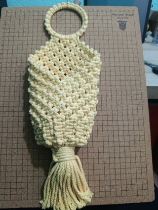 Soporte para móvil de macramé