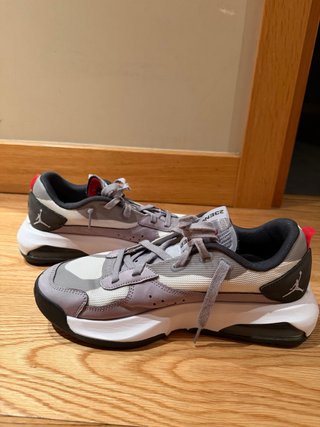 Jordan Cadence Zapatillas Gris y Rojo