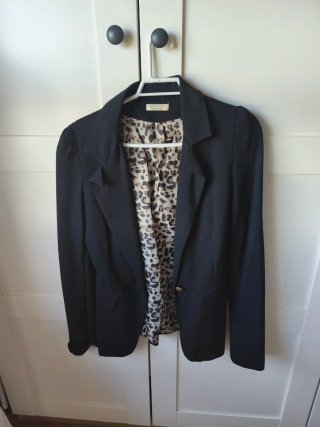Chaqueta negra con forro estampado
