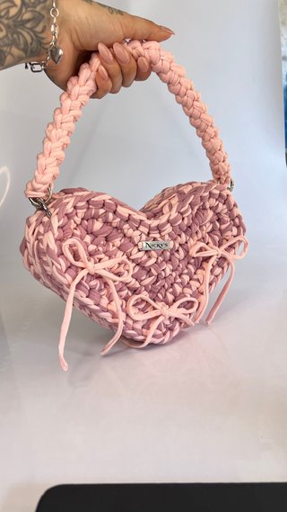Bolso de mano artesanal en forma de corazón