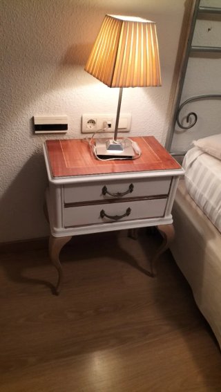 2 Mesitas de noche y cómoda de madera