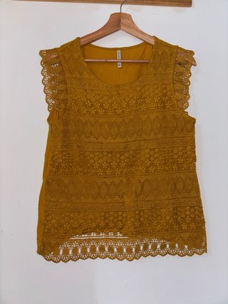 Camiseta de encaje color mostaza
