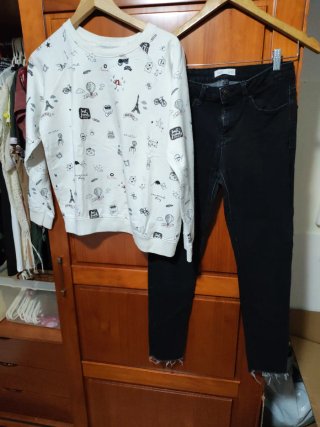 Sudadera estampada con pantalón negro de regalo