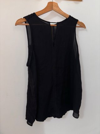 Camisa negra sin mangas con cremallera