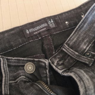 Pantalón vaquero pitillo negro desgastado