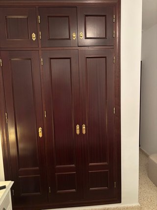Armario de madera marrón completo