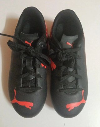 Botas de fútbol Puma negras y rojas
