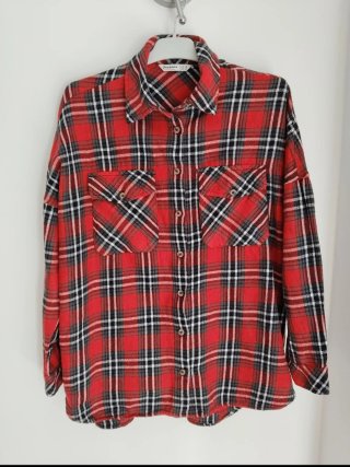 Camisa chica algodón Stradivarius Talla XS.
