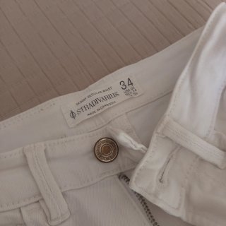 Pantalón vaquero pitillo blanco roto