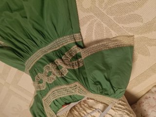 Vestido verde con encaje blanco