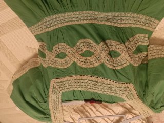 Vestido verde con encaje blanco