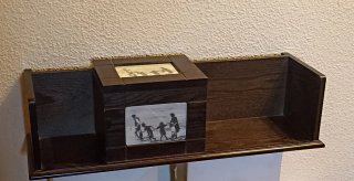 Estantería madera con fotos