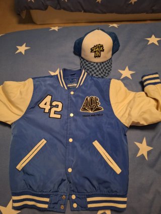Chaqueta niño estilo universitario y gorra a juego