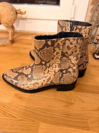 Botines con estampado de serpiente