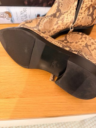 Botines con estampado de serpiente