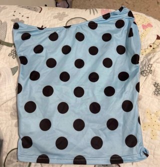 Top de lunares azul y negro