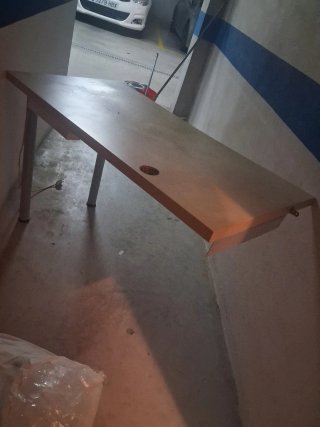 Tavolo da studio in legno beige con prese elettriche