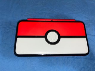 Nintendo 2DS XL Edizione Poké Ball limitata