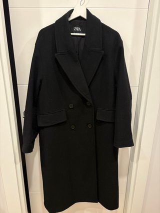 Abrigo negro Zara