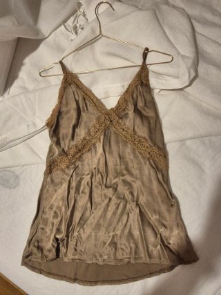 Top lencero marrón con detalles de encaje