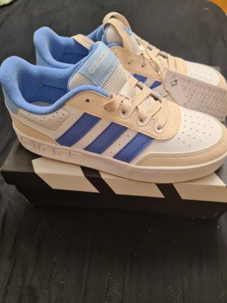 Zapatillas adidas blancas y azules
