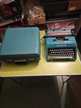 Máquina de escribir Olivetti Studio 45 con estuche