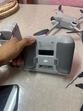 DJI Mini 3 4K con pantalla y accesorios