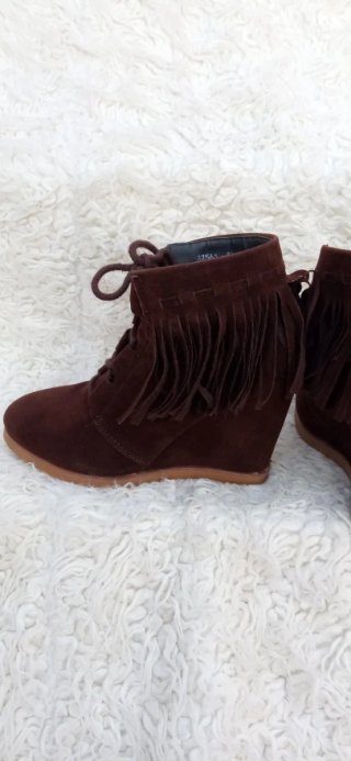 Botines marrones con flecos y cuña