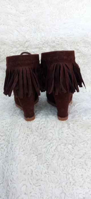 Botines marrones con flecos y cuña