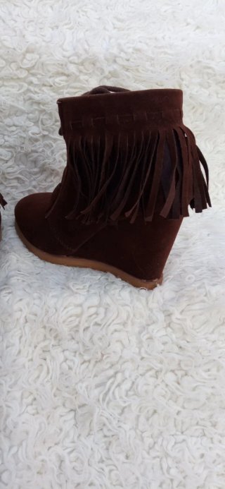 Botines marrones con flecos y cuña
