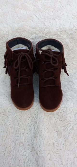 Botines marrones con flecos y cuña