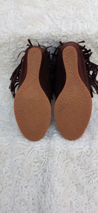 Botines marrones con flecos y cuña