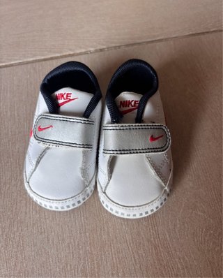 Scarpe neonato Nike bianche con velcro