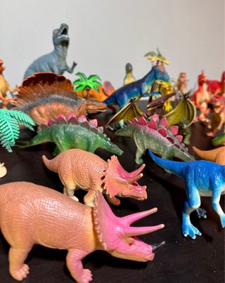 Lotto di dinosauri giocattolo con piante