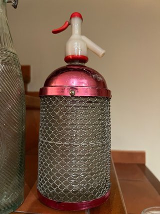 Sifón antiguo de vidrio y metal