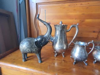 Tetera de plata antigua con elefante