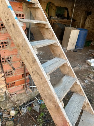 ESCALERA ANTIGUA DE PELDAÑO LISO (TIPO DE TECA)