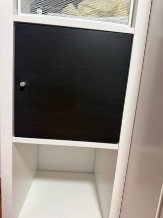 Scaffale Ikea con piedistalli e porte