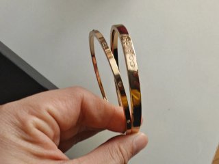 Set de 2 Pulseras Coach Doradas